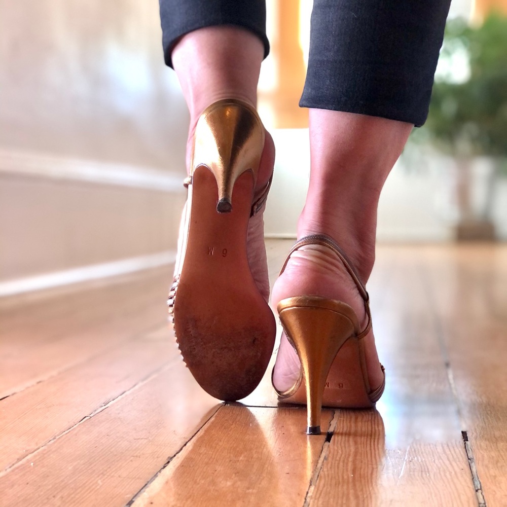⭐️ Vintage Gold Heels ⭐️ - Picture 5 of 13